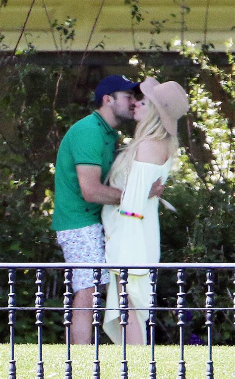 Avril Lavigne And Her Billionaire Beau Show Pda In Italy E Online Au