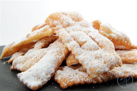 Prepararle in casa é uno dei dolci tipici del periodo che riguarda il carnevale sono le cosiddette chiacchiere che a seconda della. Chiacchiere (L. Montersino) - DolceAlessandro ...