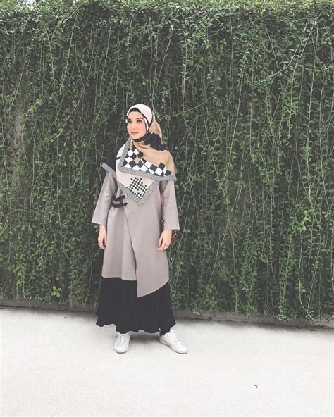 Gaun lengan panjang putih polos, rompi, dan oxford shoes cokelat makin menawan dengan hijab bermotif senada. Gambar Gaya Style Hijab 2019 Terbaru | Styleala