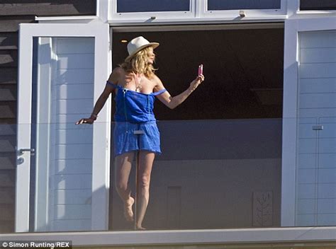 Rachel Hunter Takes A Sexy Selfie On The Balcony Of Her New Zealand