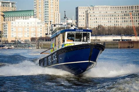 Officers Save Man From Drowning In The River Thames Parikiaki Cyprus And Cypriot News