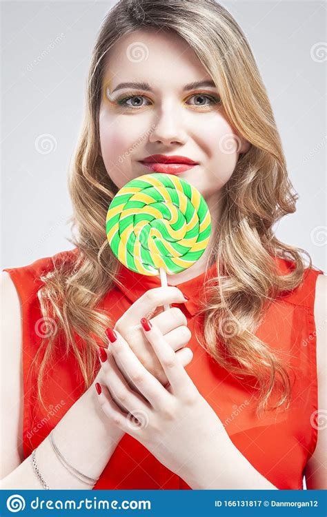 Retrato De Sexy Alluring Caucasian Blond Girl Comendo Lollipop Round No Stick Posicionamento