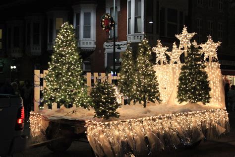 If you've been looking for new ways to dress up your lawn this holiday. Lighted Christmas Parade to be 'Old Fashioned Oskaloosa Christmas ... | Christmas parade floats ...