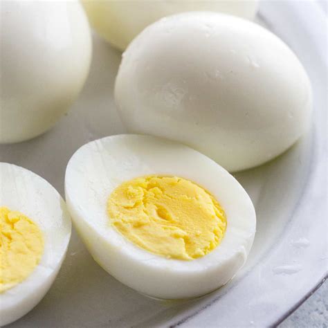 Cooking hard boiled eggs can be a tedious, temperamental process. How to Make Hard Boiled Eggs (2 Ways!) - Jessica Gavin