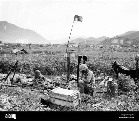 Us Marines In Korea During The Korean War August 1950 Stock Photo