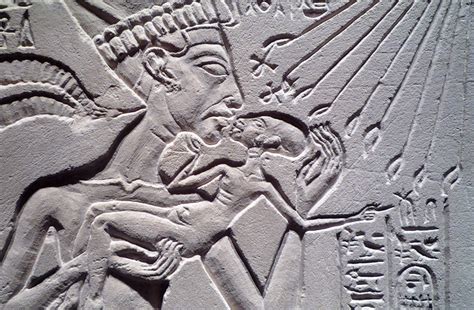 Bambini o si guarda nefertiti o akhenaton. House Altar wih Akhenaten, Nefertiti and Three Daughters ...