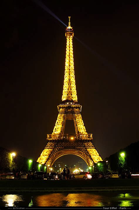 La tour eiffel est un des symboles de paris. la Tour Eiffel vue de jour et de nuit à Paris