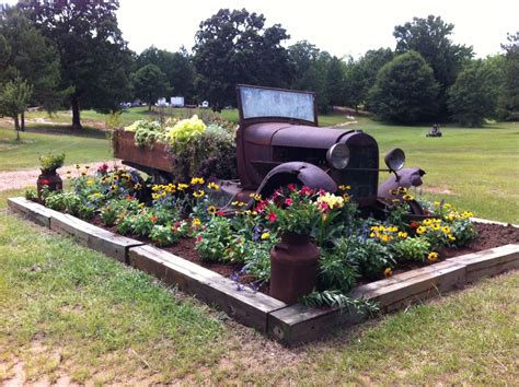 Very old truck turned into a flower garden! Flower Bed Designs, Flower
