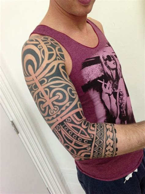 Tribal Tattoo am Oberarm stechen lassen | Polynesisches ...