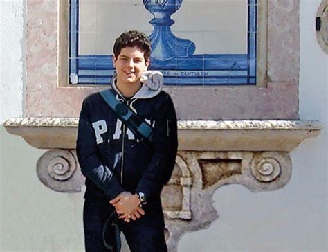 Carlo di francesco è nato il 7 ottobre del 1980 ad avezzano, in provincia de l'aquila ed è un musicista e un produttore. Carlo Acutis, 15 anni, è il primo «millennial» a diventare beato: dai miracoli attribuiti agli ...