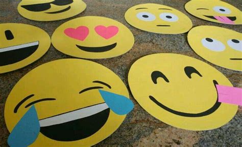 To create a deck, copy and paste each design onto a 7x10 card sheet. Painel de Emoji no Elo7 | Carolina (A335F8)