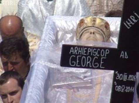 A participat o vreme la liturghiile. Arhiepiscopul George Gutiu, condus pe ultimul drum de sute ...