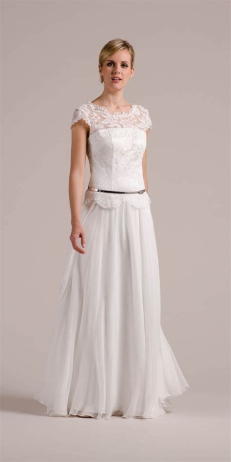 Maybe you would like to learn more about one of these? Vintage Hochzeitskleid mit Flügelarm, Spitzencorsage & mehr!