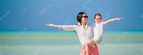 Hermosa Madre E Hija En La Playa Caribeña Foto Premium