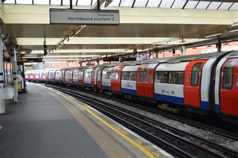 Jubilee Line Finchley Road Underground © N Chadwick Cc By Sa20