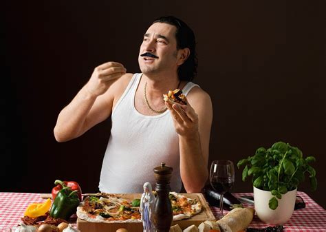 Typisch Italienischer Mann Isst Pizza Bilder Kaufen 11287954 Stockfood