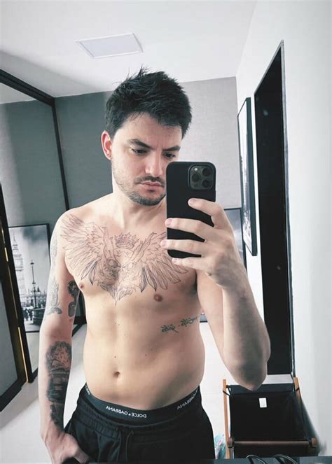 Felipe Neto Posa Sem Camisa E Mostra Sua Nova Tatuagem