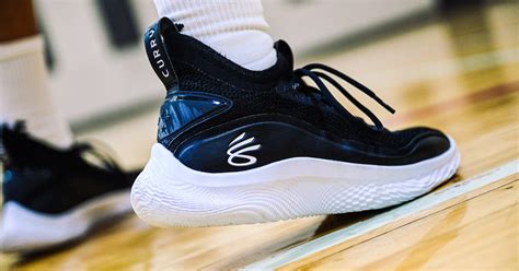 Initially believed to be simply the curry 8, the curry brand has decided to inject the flow cushion technology into the shoe as well as its official title. 勘履鞋評 / Curry Flow 8 跑著想停 停著想跑 - KENLU.net