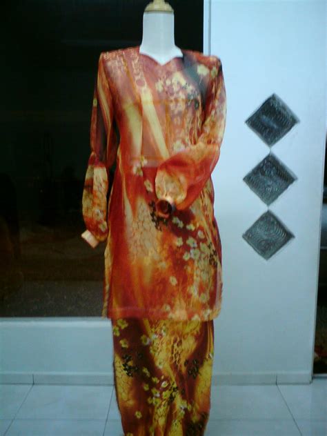 The modern version usually features fancy buttons (usually on the collar) and piping for the sake of beauty and elegance. BUSANA HATI BOUTIQUE: Pelbagai Jenis Baju Kurung