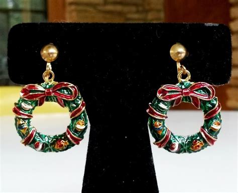 Vtg Xmas Wreath Hoop Enamel Gold Tone Clip Earrings Dangle Charm
