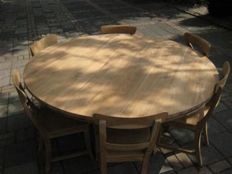Een ronde tafel staat erg mooi in combinatie met een rond tapijt en een ronde. ronde teak tafel met 6 stoelen | Teakmeubelen.com