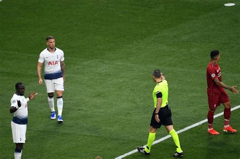Hier umarmen sich hendrik pekeler (l.) und domagoj. Man City fans furious over Spurs handball hypocrisy in Champions League final vs Liverpool FC