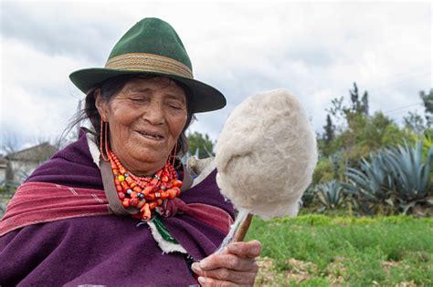 Retrato De Una Anciana Indígena De Los Andes En Su Ubicación Auténtica
