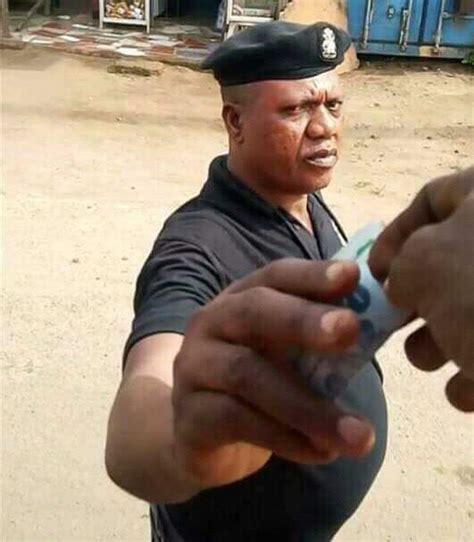 Photos Of Nigerian Policeman Collecting Bribe Go Viral Dnb Stories Africa