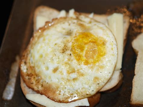 How To Fry An Egg Make Fried Eggs Sunny Side Up Or Sunny Side Down