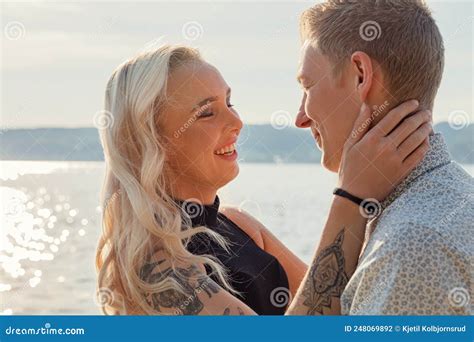 Jovem Loira Feliz Olhando Para O Namorado Foto De Stock Imagem De Feriado Brilhante 248069892