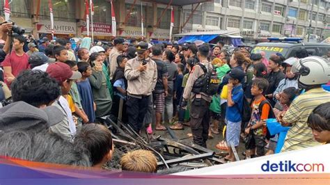 Kericuhan Di Pasar Sentral Makassar Gegara Warga Rebutan Besi Sisa