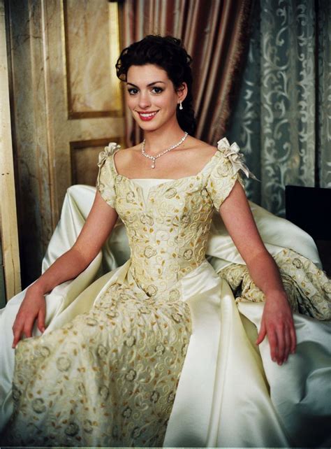 Anne Hathaway As Princess Mia In Gold And White Coronation Gown The