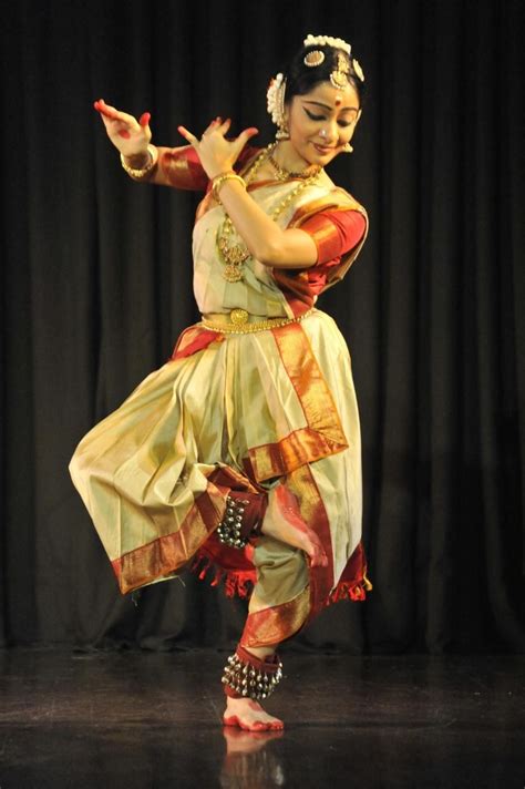 Pin By Shamol On Dance And Dance Bharatanatyam Poses Indian Dance Bharatanatyam Dancer