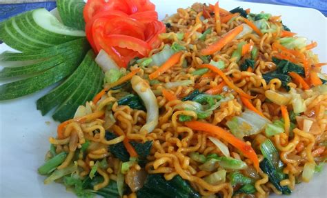 Biasanya dalam satu porsi pangsit mie pak ri berisi mi, taburan daging ayam serta sayur yang cukup melimpah. Resep Mie Goreng Ulang Tahun yang Sederhana dan Lezat