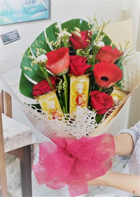 Select from a range of fresh flower, exotic plants flora2000 offers same day & next day christmas flower deliveries to more than 180 countries worldwide. HB069- Floral chocolate anniversary bouquet/ buket ulang ...