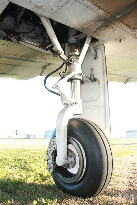 Can The Landing Gear Be Pulled Up While The Plane Is On The Ground