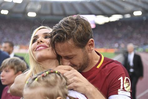 Chi è la nuova fiamma di Francesco Totti Noemi la bionda con lui allo stadio e la