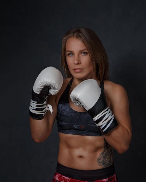 Pin By Punchnbag On In Women Boxing Kick Boxing Girl