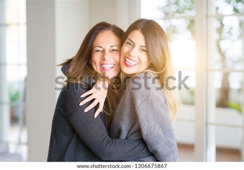 Hermosa Familia De Madre E Hija Juntas Abrazándose Y Besándose En Casa