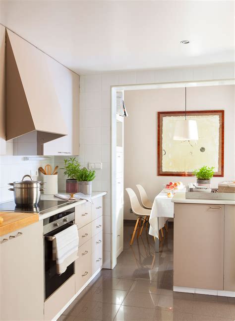 Cambia los muebles de cocina por fuera pero no por dentro. Estrena azulejos en 2019 | Cocinas bonitas y luminosas ...