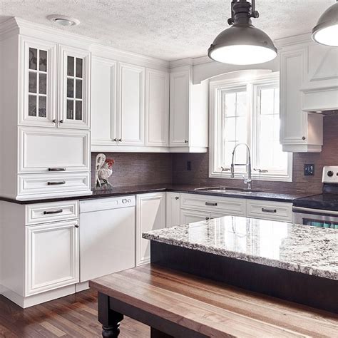 Dans cette cuisine, un poste de travail en grenade noire attire l'attention sur cette cuisine inachevée. Cuisine style classique avec comptoir en granit pour îlot | White kitchen inspiration, Kitchen ...