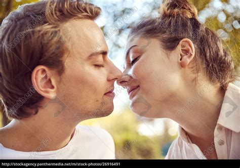 Junges Paar in liebe küssen in einem Park Lizenzfreies Bild