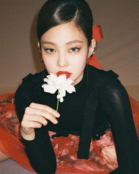 Blackpinks Jennie Shows Off Stunning Visuals With Odd Eye Contact