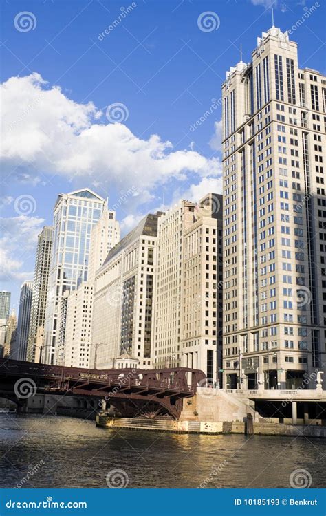 Buildings Along Chicago River Stock Image Image Of Urban Life 10185193