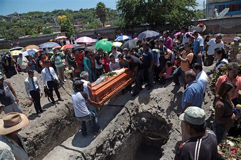 Se informó que el socavón inició con cinco metros de diámetro y luego creció, por lo que se cree que es una falla geológica en la cuenta del alto atoyac. Despiden a víctimas del socavón en la México-Cuernavaca - Proceso