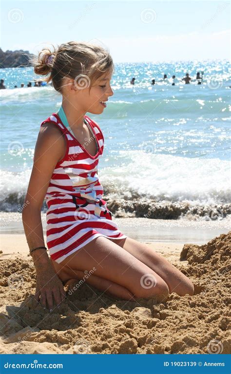 Menina Na Praia Imagem De Stock Imagem De Areia Oceano 19023139