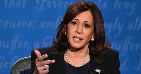 Kamala Harris Has Been Wearing Pearl Necklaces For 35 Years Popsugar