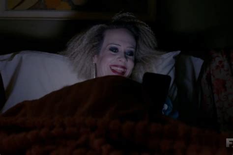 American Horror Story Hotel Sarah Paulson In Una Foto Dell Episodio