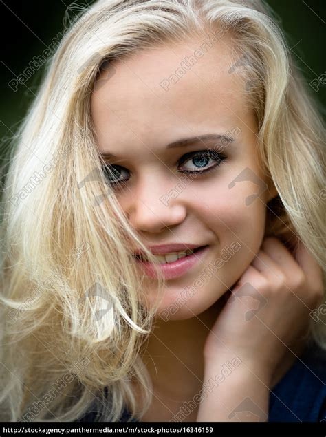Schöne Junge Blonde Teenager Mädchen Tragen Make Up Lizenzfreies Bild