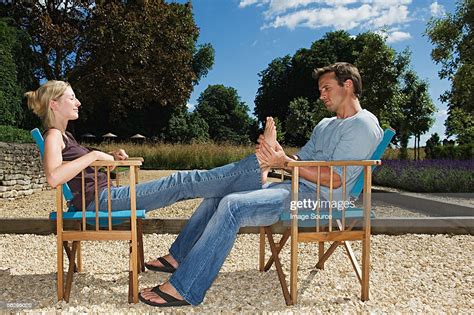 Man Massaging His Girlfriends Feet Bildbanksbilder Getty Images
